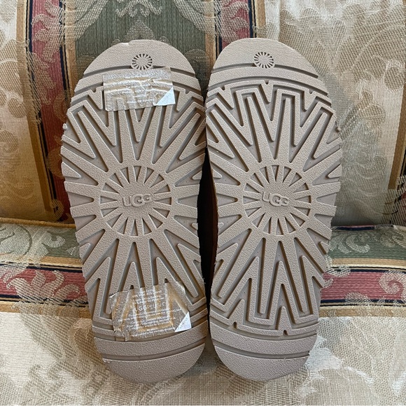 UGG Discoquette Genuine Shearling Slippers. Size 7 Women - Picture 5 of 6